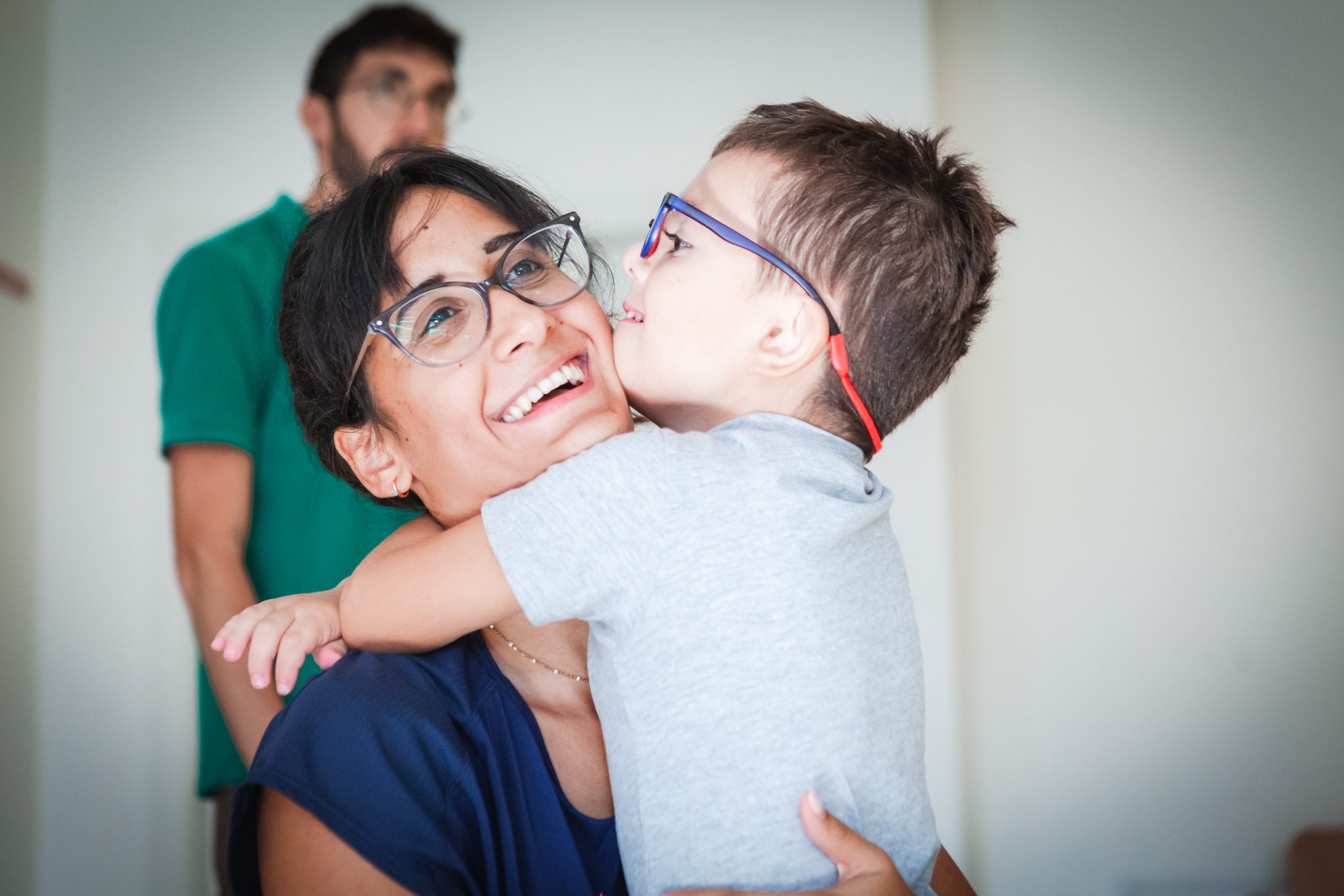 Bambino che abbraccia un'educatrice di Contesto durante il centro estivo inclusivo 2021.