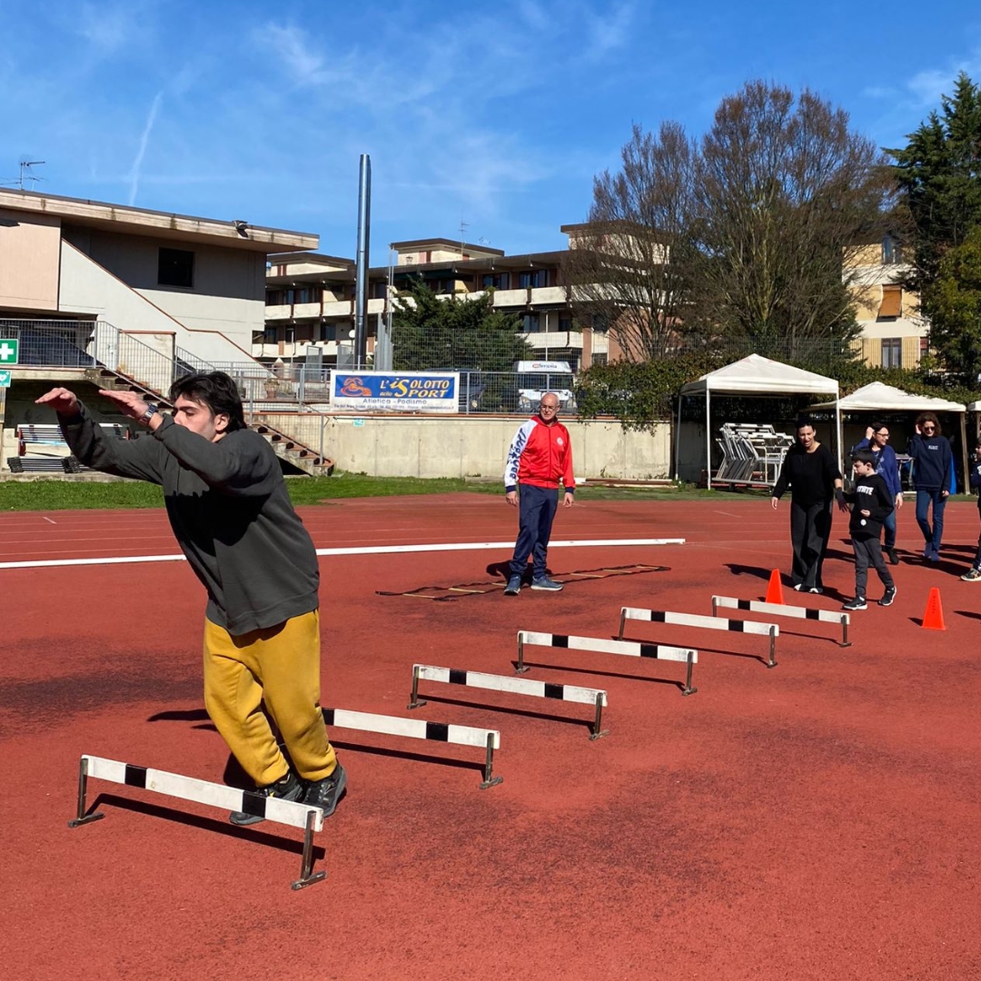 ragazzo autistico che salta gli ostacoli durante l'openday del progetto dia atletica inclusiva "tuttinpista"